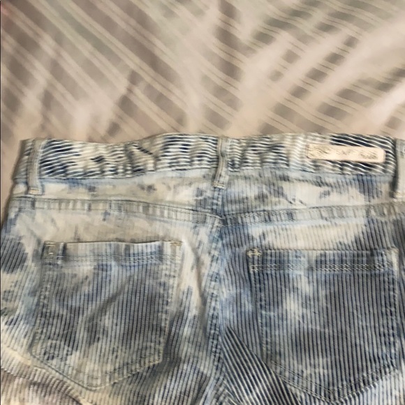 Express Jean Shorts with faded color - Picture 3 of 3